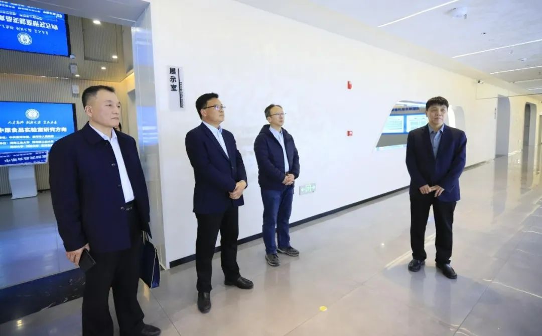 花花牛乳業(yè)集團(tuán)黨委書(shū)記、董事長(zhǎng)唐洪峰一行赴中原食品實(shí)驗(yàn)室同中國(guó)工程院院士、中原食品實(shí)驗(yàn)室主任任發(fā)政座談交流