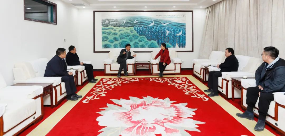 發(fā)揮產(chǎn)業(yè)優(yōu)勢(shì) 助力鄉(xiāng)村振興 | 民權(quán)縣委副書(shū)記、縣長(zhǎng)王靜嫻會(huì)見(jiàn)關(guān)曉彥董事長(zhǎng)一行