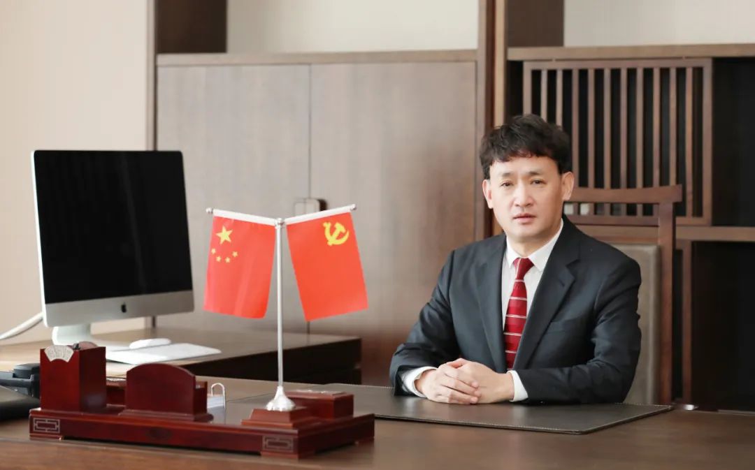 雙雙獲獎(jiǎng) 喜事連連｜ 花花牛乳業(yè)集團(tuán)榮獲“河南省知名品牌”獎(jiǎng)，董事長(zhǎng)關(guān)曉彥榮膺“2022年度品牌人物”