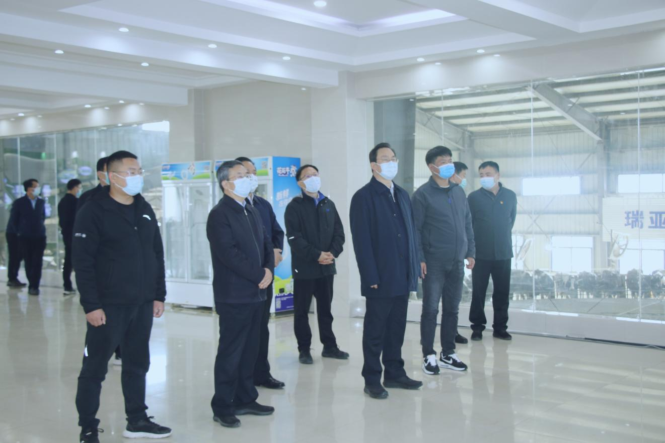 河南省人大常委會黨組書記、副主任孔昌生蒞臨花花牛魯山瑞亞牧場參觀調(diào)研