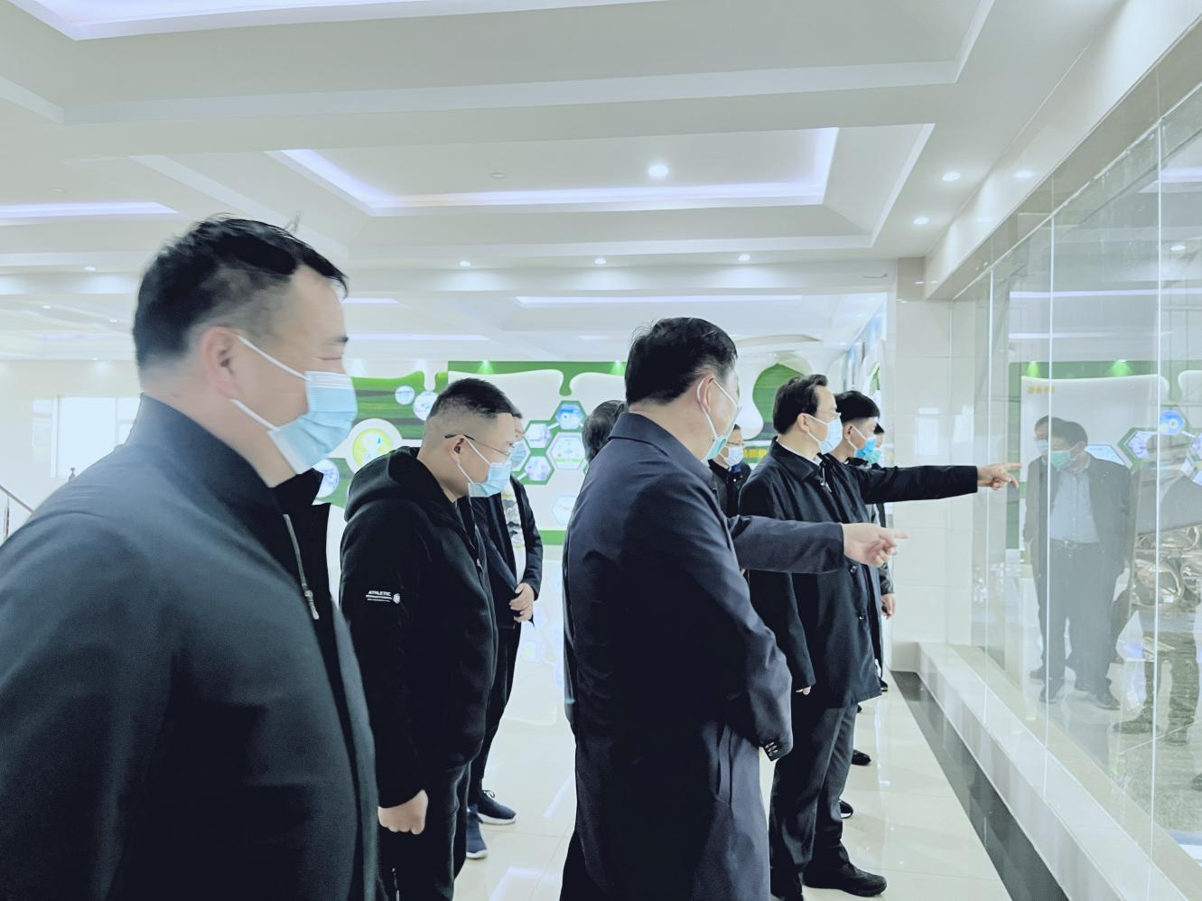 河南省人大常委會黨組書記、副主任孔昌生蒞臨花花牛魯山瑞亞牧場參觀調(diào)研