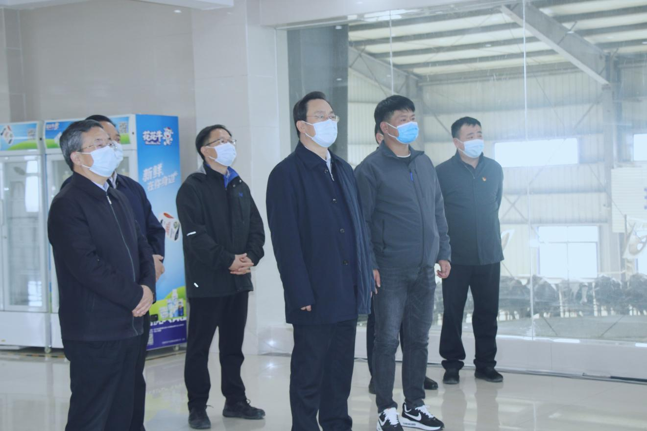 河南省人大常委會黨組書記、副主任孔昌生蒞臨花花牛魯山瑞亞牧場參觀調(diào)研
