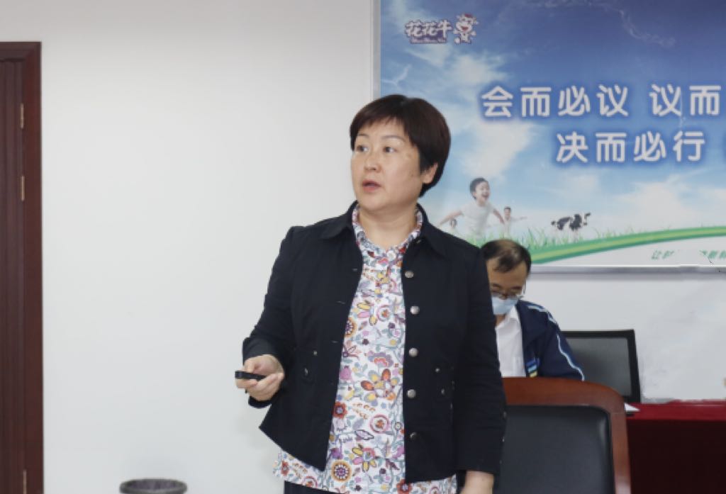 繼往開來 · 再創(chuàng)輝煌 | 花花牛乳業(yè)集團(tuán)召開9月營銷、養(yǎng)殖及飼料月度經(jīng)營工作會議