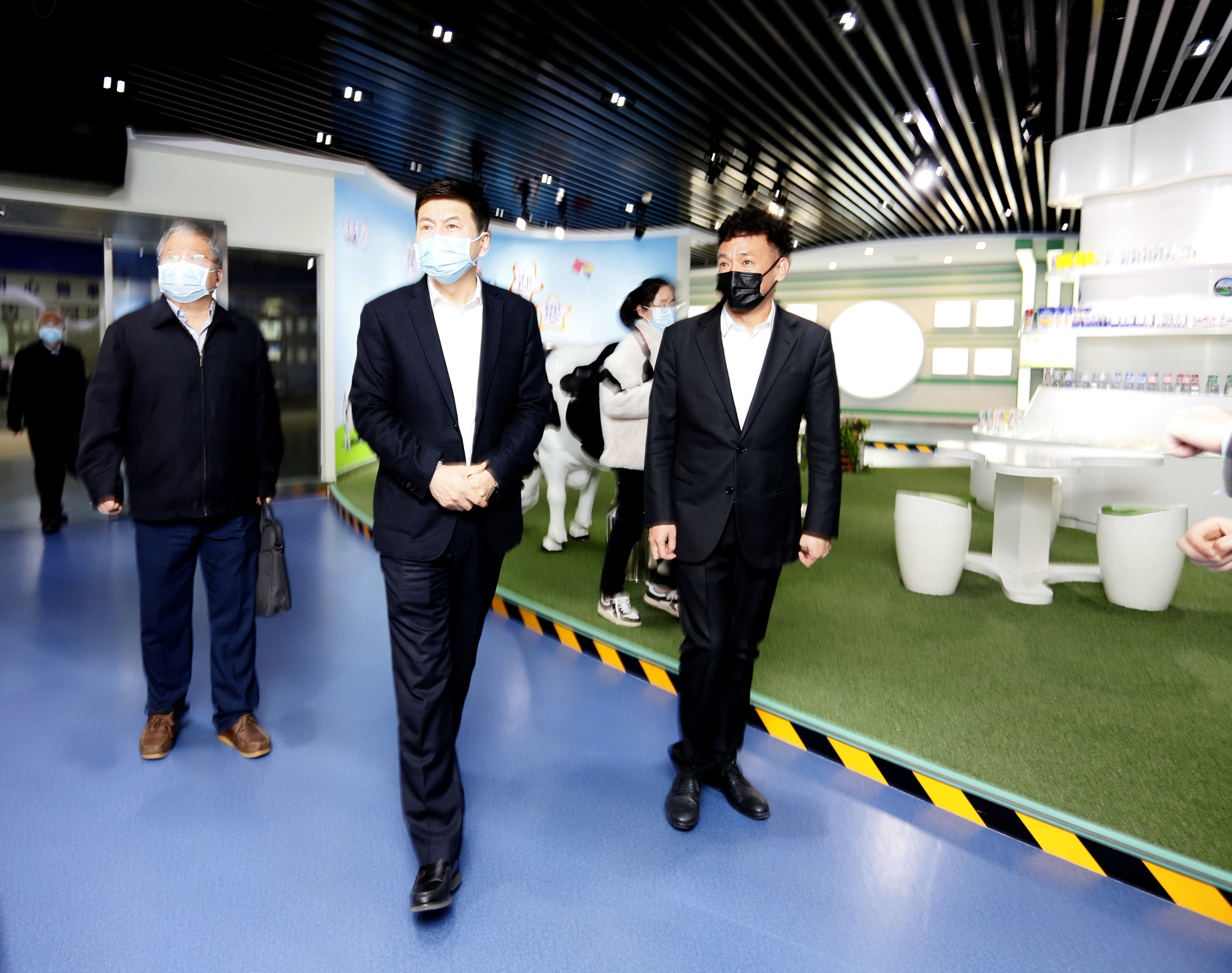 河南省委常委、副省長費(fèi)東斌蒞臨 花花牛乳業(yè)集團(tuán)調(diào)研