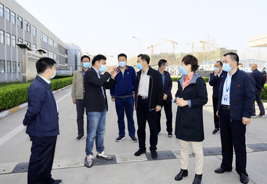 鄭州市人大副主任孫黎、市政府副市長李喜安一行 蒞臨花花牛開展“三送一強”活動