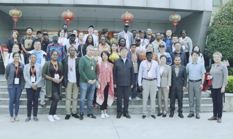 北京大學(xué)南南合作與發(fā)展學(xué)院教授、全球伙伴關(guān)系主任周詠梅一行蒞臨花花牛平輿瑞亞牧業(yè)參觀調(diào)研