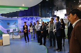 鄭州市二七區(qū)區(qū)委、統(tǒng)戰(zhàn)部部長(zhǎng)王玉紅蒞臨花花牛生物科技有限公司參觀指導(dǎo)