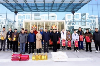 新春佳節(jié)暖人心 堅守一線顯擔(dān)當(dāng) ——河南農(nóng)業(yè)投資集團黨委委員、副總經(jīng)理兼花花牛乳業(yè)集團黨委書記、董事長張峰慰問花花牛乳業(yè)在崗員工